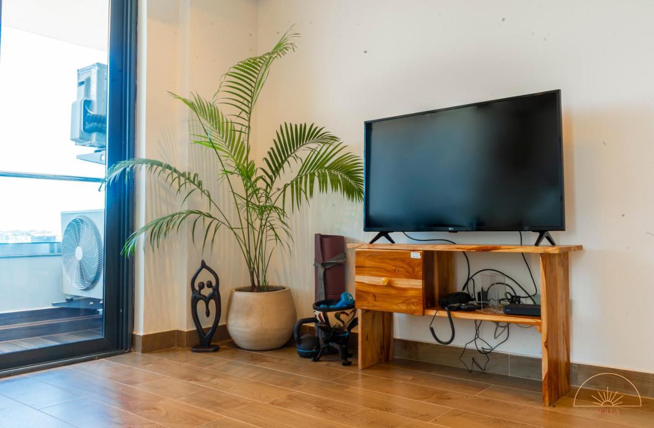 Solea 1 Bedroom Apartment - Central, Comfortable, Cozy, Balcony, Pool, Gym Accra Exterior photo